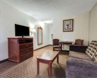 Quality Inn & Suites Airport - El Paso - 1