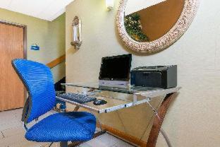 Days Inn & Suites by Wyndham Wichita - Wichita - 1