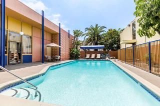 Days Inn by Wyndham Los Angeles LAX/VeniceBch/Marina DelRay - Los Angeles - 3