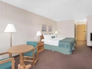 Ramada by Wyndham Hancock Waterfront - 4