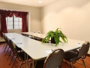 Super 8 by Wyndham San Antonio Downtown NE - 2