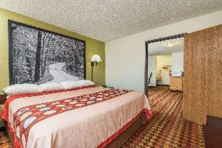 Super 8 by Wyndham Cloverdale IN - 5