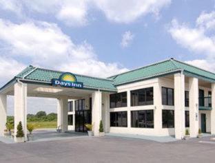 Days Inn by Wyndham Clinton - 5