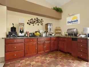 Days Inn by Wyndham Globe - 1