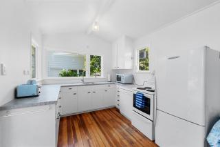 Blue Gate Cottage - Waikanae Beach Holiday Home - Waikanae - 4