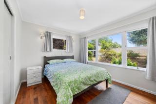 Blue Gate Cottage - Waikanae Beach Holiday Home - Waikanae - 2