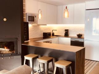 Beautifully Renovated 4 Bedroom Apt + Kid's Room - 7