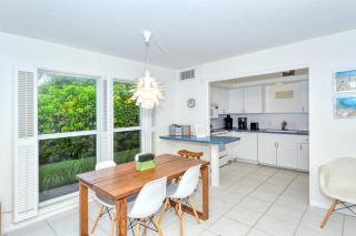 LaPlaya 101A Step out to the beach from your screened lanai Light and bright end unit - 3