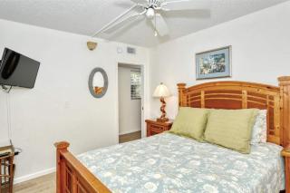 LaPlaya 109A Enjoy the balmy Gulf breezes in this corner end unit right on the beach - Longboat Key - 1