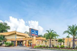 Howard Johnson by Wyndham Historic Lake Charles - Lake Charles - 4