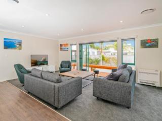 The Sunny Bach - Cooks Beach Holiday Home - 9