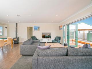 The Sunny Bach - Cooks Beach Holiday Home - 1