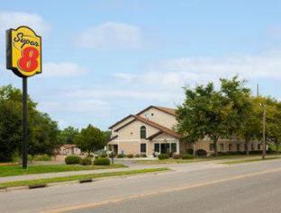 Super 8 by Wyndham Red Wing - 9
