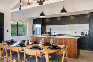 Black Barn Modern: Luxe Martinborough Escape - 4