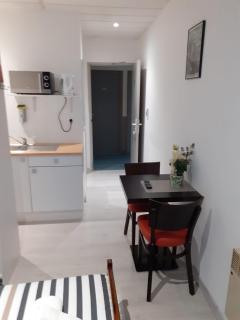PARIS par trains, AREA, Studios avec salle de bain et kitchenette Privées, OU, chambres avec salles bain et cuisines communes - Persan - 4