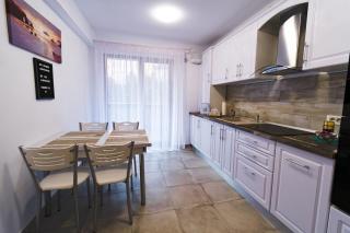 Transylvanian Apt. w/ lrg. terrace and parking - KarpatenHaus - Braşov - 6
