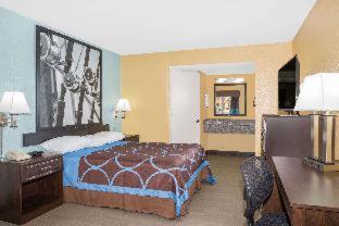 Super 8 by Wyndham Sarasota Near Siesta Key - 8