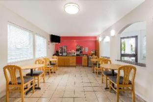 Super 8 by Wyndham Cloverdale Wine Country - Cloverdale - 2