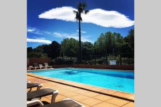 2 bedrooms, 15 min walk to beach, AC, pool & fiber internet in a quiet, private gated domain 5kms to St Tropez - 1