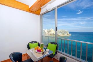 Spinola Bay top floor seafront 3 bedroom Apartment with panoramic sea views - by Getawaysmalta - 6