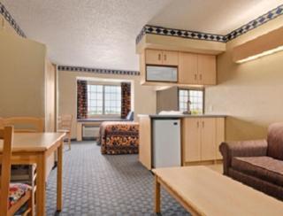 Days Inn & Suites by Wyndham Hutchinson - Hutchinson - 2