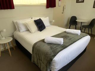 Happy Wanderer Motel Cohuna 70s style - 8