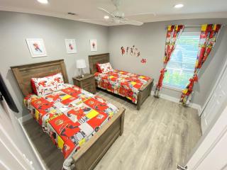 Mickeys Pearl - Phenomenal 7BR with 4 Master Suites Privacy Pool & Hot Tub Gas BBQ - 2 miles to Disney - Orlando - 6