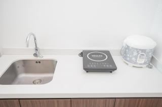 Modern Studio Apartment at Tree Park Cikokol By Travelio - Kebun Nanas - 4