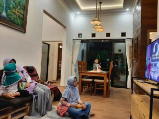 OMAH LUMUT Malang, Best Family Villa 3 Bedrooms Free Pool Kolam Renang - 3
