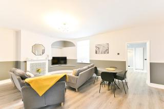 4 Bedroom, 2 bathroom house - Free Parking - 0