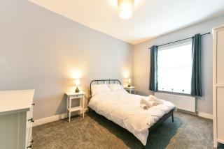 4 Bedroom, 2 bathroom house - Free Parking - 6