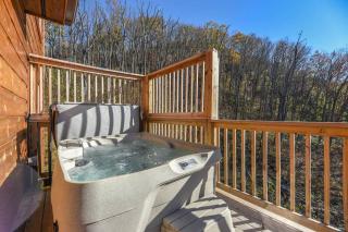 Walnut Ridge Cabin. Sleeps 7-11! Hot tub, pool table, minutes to downtown Gatlinburg! - Gatlinburg - 3