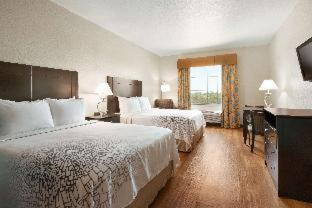 Days Inn & Suites by Wyndham San Antonio near Frost Bank Center - 8