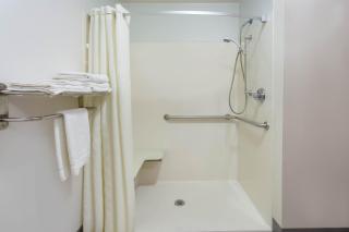 Super 8 by Wyndham Bedford - 2