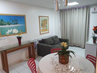 NA BEIRA MAR DE PAJUCARA- EDIF NEO- APARTAMENTO QUARTO E SALA -TEM VARANDA- VISTA LATERAL DO MAR- RUA JULIO PLECH FILHO 60 ESQUINA COM AVENIDA DOUTOR ANTONIO GOUVEIA - CONSUMO ELETRICO É PAGO No CKECK-OUT 1KWH É 1,35 REIAS - TEM TELA DE PROTEÇÃO - Maceió - 1