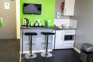 Lymedale Suites Studios & Aparthotel in NEWCASTLE UNDER LYME & STOKE - Newcastle-under-Lyme - 4