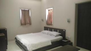 Pals Hotel - Bombay - 9