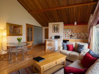 Surlingham Lodge Studio Large Family Cottage - 5