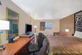 Super 8 by Wyndham Fort Madison - 2