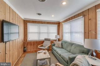 Quaint Beach Block Cottage, 100 steps to the beach - 8