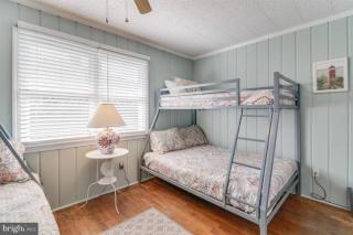 Quaint Beach Block Cottage, 100 steps to the beach - 1