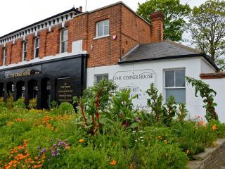 Corner House apartment - Worthing - 9