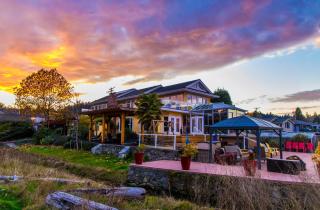 Birds of a Feather Victoria Oceanfront Studio Suites - Colwood - 1