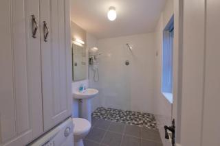 10minDriveCliffsOfMoher-Cozy2Br-Parking-WiFi - 1