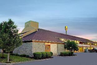 Super 8 by Wyndham Cincinnati-Springdale OH - Springdale - 4
