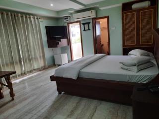 Hotel Rains Inn - 3