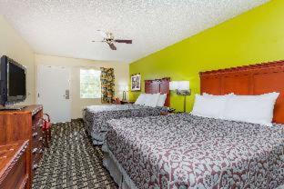 Days Inn by Wyndham Trenton - 6