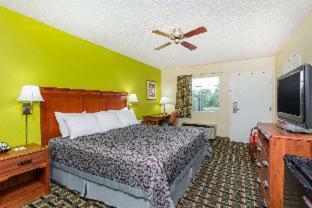Days Inn by Wyndham Trenton - 5