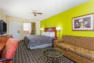Days Inn by Wyndham Trenton - 3