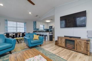 Zula Dreams Beach House, 1min Walk To The Beach, Sleeps 16, Private Heated Pool, Pets Welcome, Fenced Yard - Destin - 2